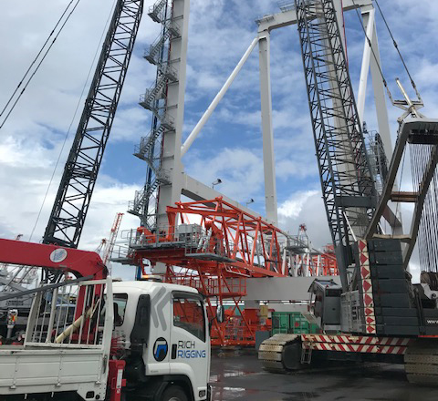 Port container crane building - Industrial Rigging